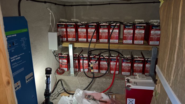 Batterier_10Kwh_och_Inverter.jpg