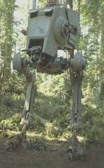 AT-ST Walker liknande struktur i skogsmiljö som påminner om scen från Star Wars.