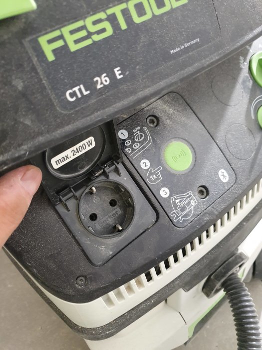 Närbild av Festool CTL 26 E eluttag, det första utan synliga skruvar och det andra med två skruv.