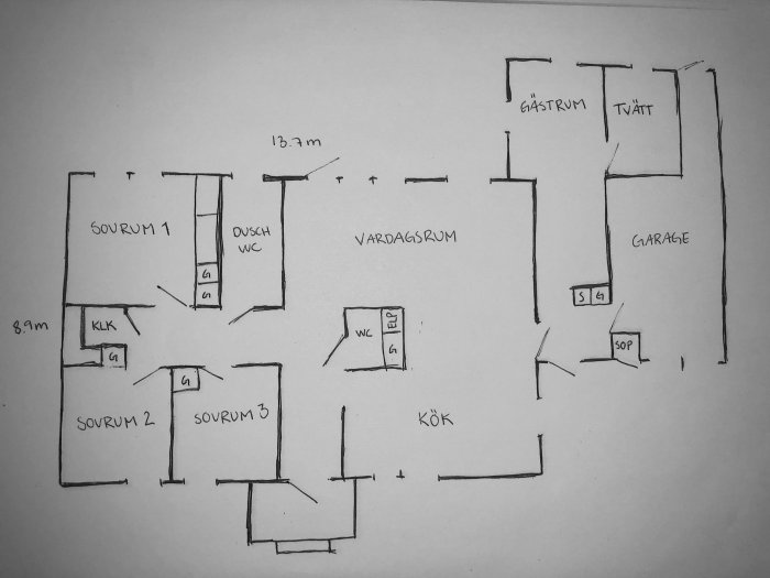 Handritad planlösning av ett hus med markerade rum som sovrum, vardagsrum, kök, och garage.