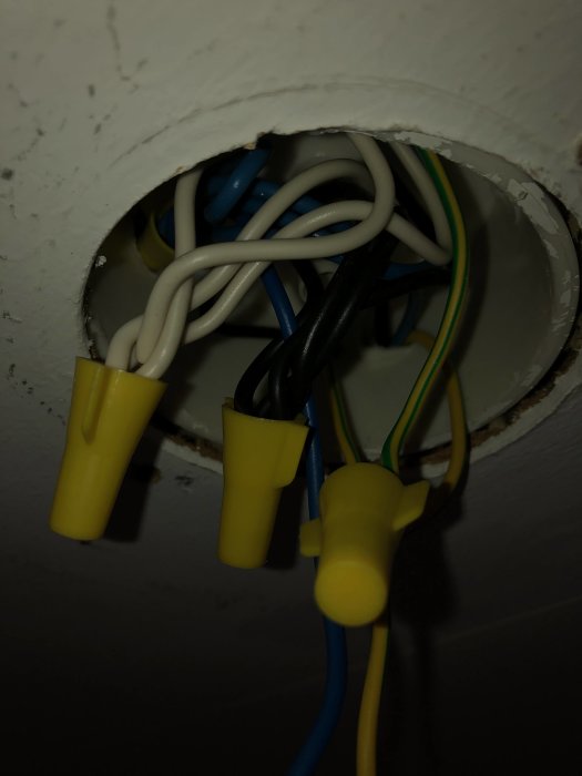 Elektriska ledningar med skarvhylsor i takdosan för anslutning av belysning.