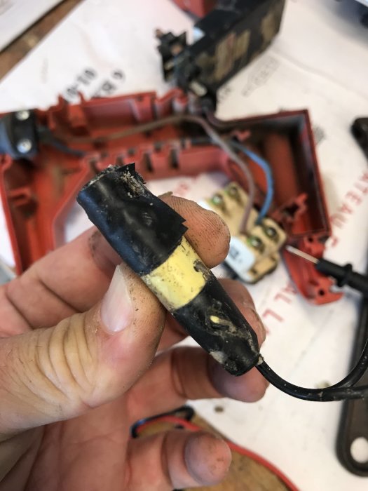 Bränd elektrisk kontakt från en mejselhammare med synliga leds och skadad isolering.