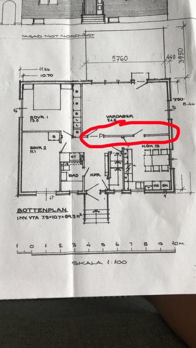 Ritning med en markering av en 6 meter lång bärande vägg mellan kök och vardagsrum som planeras att rivas.