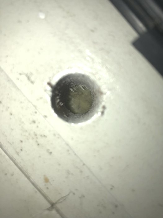 Tomt hål i dörrkarm där karmskruv saknas, problem vid justering av altandörr.