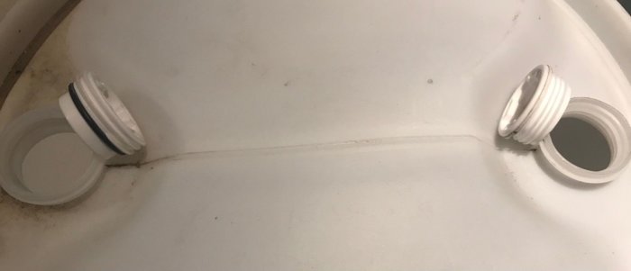Vitt 200l plastfat med två gängade anslutningar, troligen 2 tum och 1,5 tum storlek.