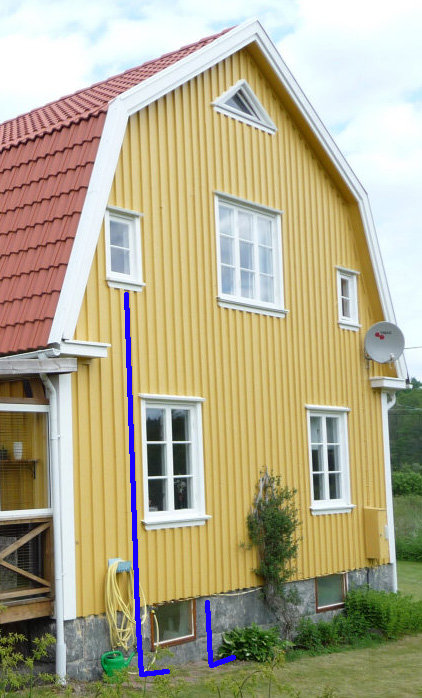 Illustration visar en föreslagen fiberkabeldragning på en gul husfasad, markerad med en blå linje över flera våningar.