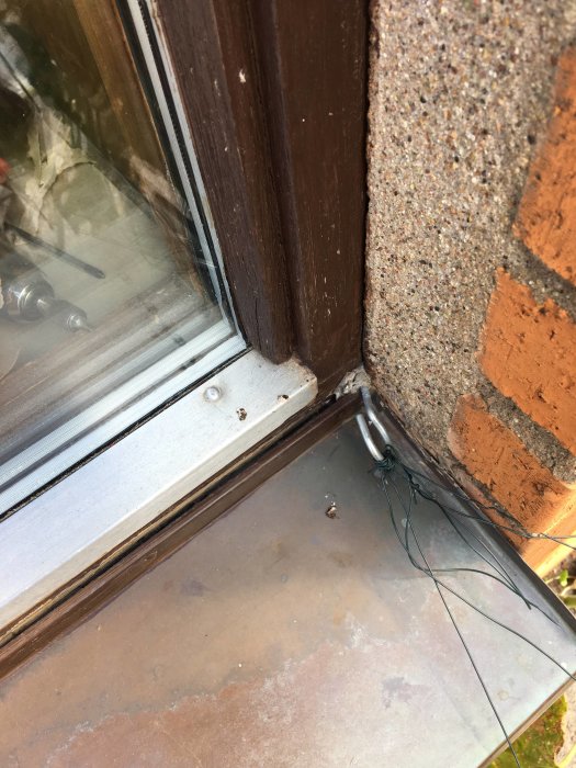 Felaktigt monterat fönsterbleck vid husets fönster som lett till vattenskada.