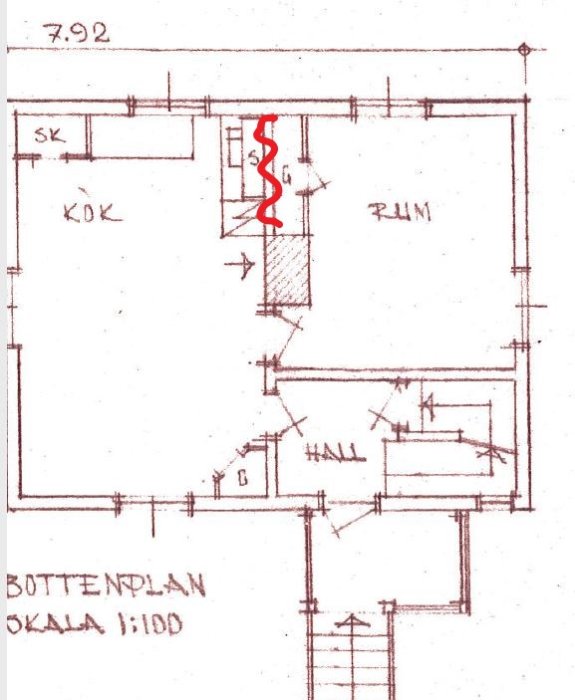 Ritning av bottenplan som visar en markerad vägg mellan hall och rum, ifrågasatt om den är bärande.