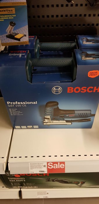 Bosch professional sticksåg GST 150 CE i förpackning på reahylla med skylten "Halva priset".