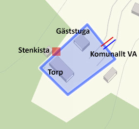 Översiktskarta över ett torp med markerad gäststuga, stenkista och linje för kommunalt vatten och avlopp.