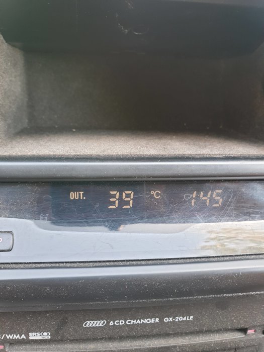 Bilens display visar utomhustemperaturen på 39 grader Celsius.