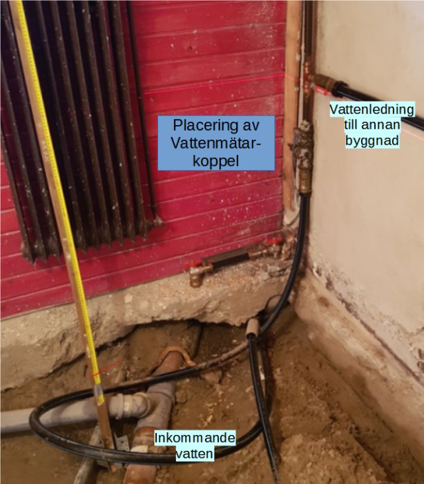 Installation av vattenmätarkoppling under golvet med synliga vattenledningar och anslutning.