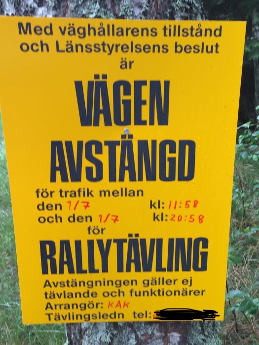 Gul skylt med information om vägavstängning för rallytävling, datum och klockslag.