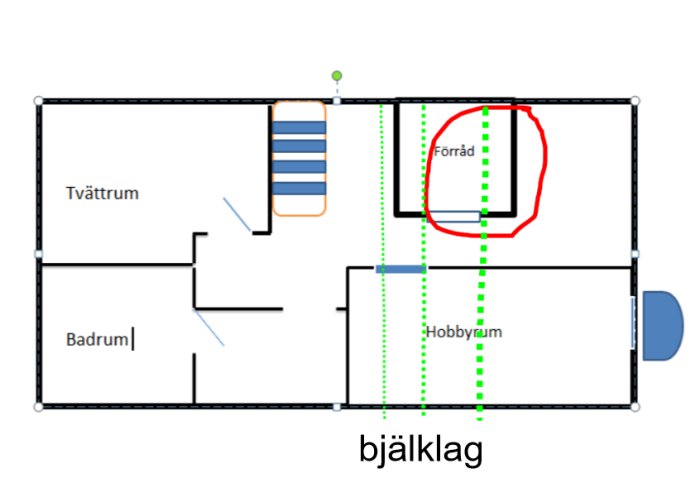 Planløsning av kjeller med vaskerom, bad, hobbyrom og lager; vegg ved lager er sirkkelbeurt med rødt for å indikere ønsket fjerning; bjelker markert i grønt.