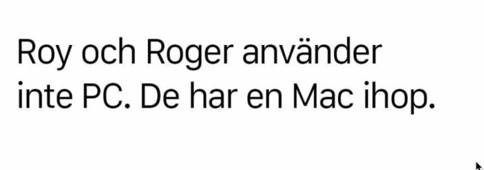 Textmeddelande som säger "Roy och Roger använder inte PC. De har en Mac ihop." på vit bakgrund.