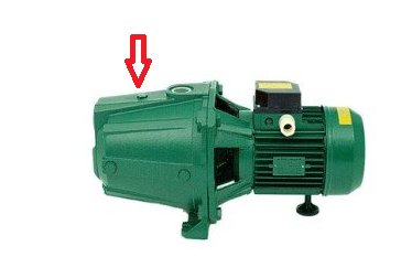 Elektrisk vattenpump med en röd pil som pekar på en skruv som potentiellt kan läcka vatten.