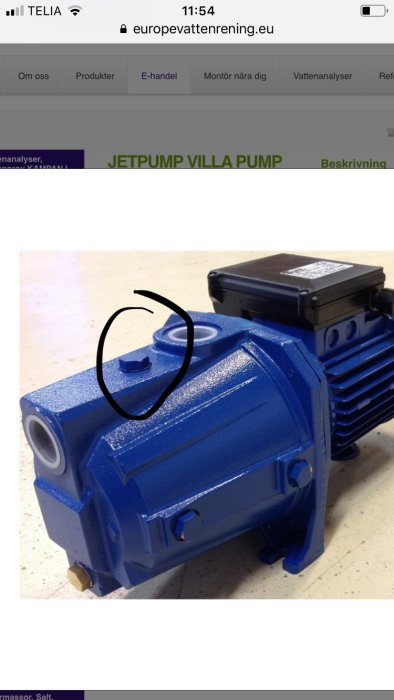 Blå jetpump med en inringad skruv som ska tas bort för att fylla på vatten.