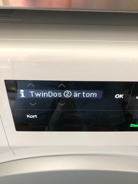 Display på Miele tvättmaskin visar meddelandet "TwinDos 2 är tom".