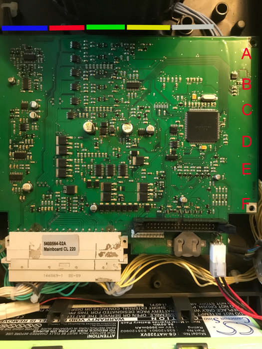 Kretskort från en Automower 220AC med färgmarkeringar och bokstäver för felsökning.