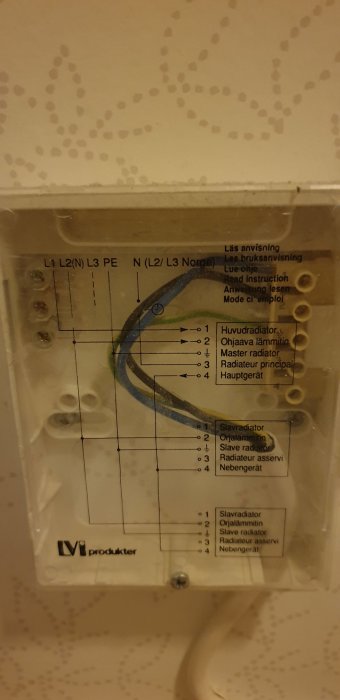 Elektrisk anslutningstavla med ledningar och etiketter för olika radiatoralternativ.