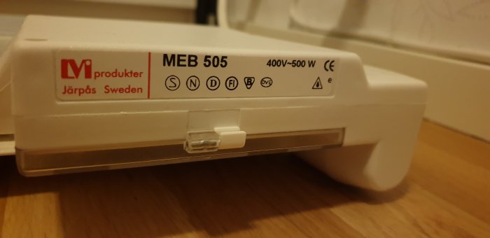 Närbild på en MEB 505 termostat från Järpås Sweden, 400V-500W, monterad på vägg.