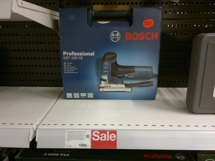 Bosch GST 150 CE sticksåg på rea i butikshylla med 'halva priset'-etikett, Clas Ohlson.