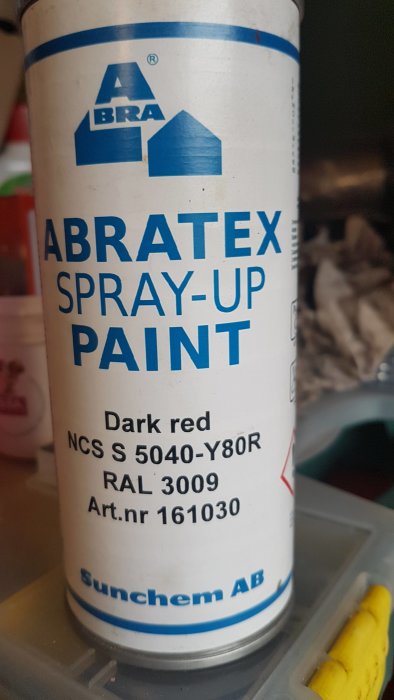Burk med ABRATEX sprayfärg i mörkrött, NCS S 5040-Y80R, RAL 3009.