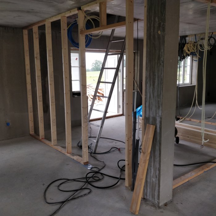 Nyuppförda träreglar för en inomhusvägg i en pågående husrenovering.