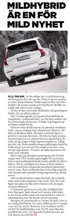 Vit Volvo mildhybridbil sett bakifrån i rörelse på vägen.