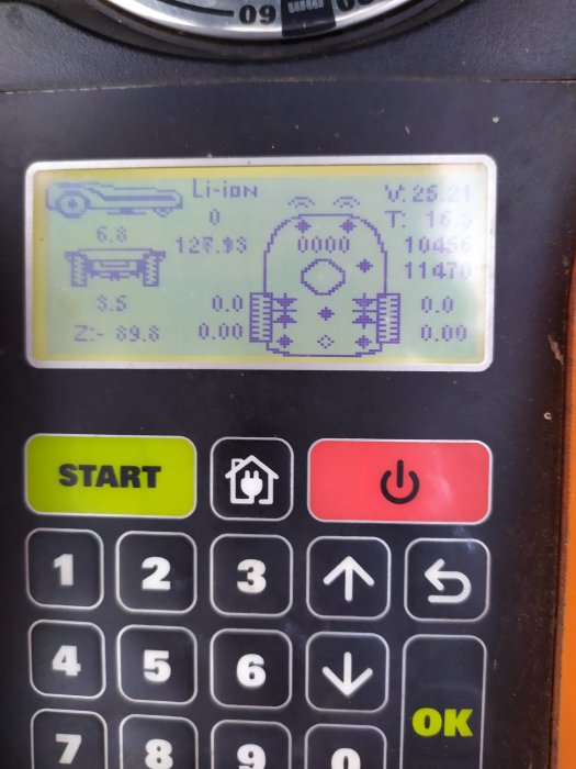 Display med felmeddelande från en robotgräsklippare som visar Z-värde på 89%.
