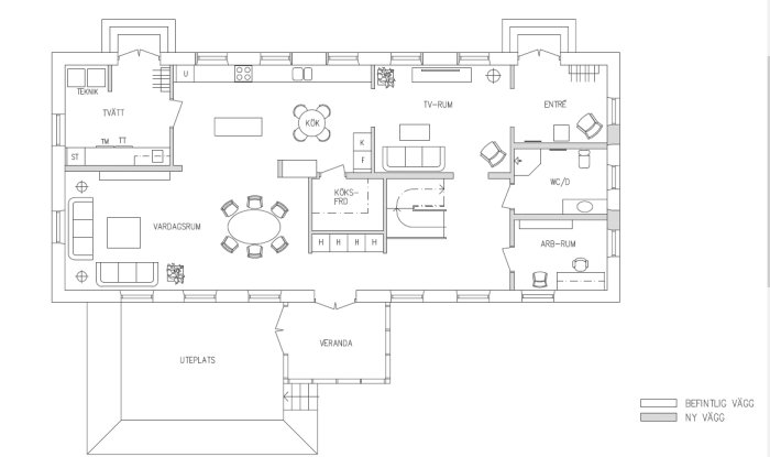 Arkitektritning av en planlösning för en gård med betecknade rum som kök, vardagsrum och arbetsrum.