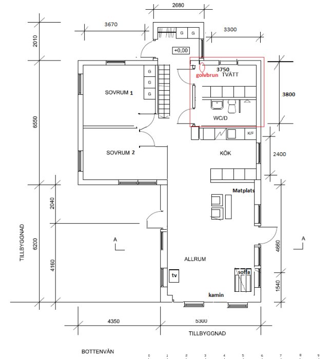 Arkitektritning av en bostadsvåning med måttangivelser och en markerad planerad badrumsutvidgning i rött.