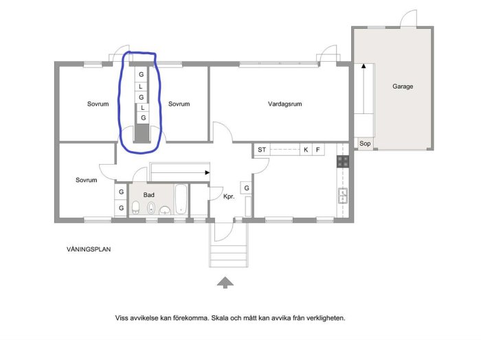 Ritning av enplanshus med markerade takstolar och planerad ombyggnad av garderober inringade i blått.