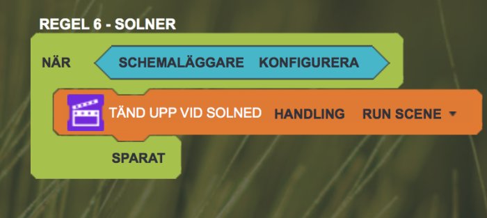 Skärmdump av en automationsregel med titeln "Regel 6 - Solner" och stegen "När", "Schemaläggare", "Konfigurera" och "Handling" för att tända upp vid solnedgång.