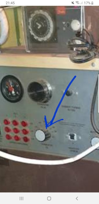 Reglagepanel för maskin med inställningsratt på 60 grader markerad med blå pil.