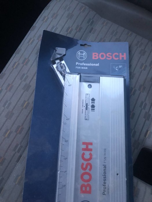 Bosch Professional vinkelskena för såg på bild i bil.