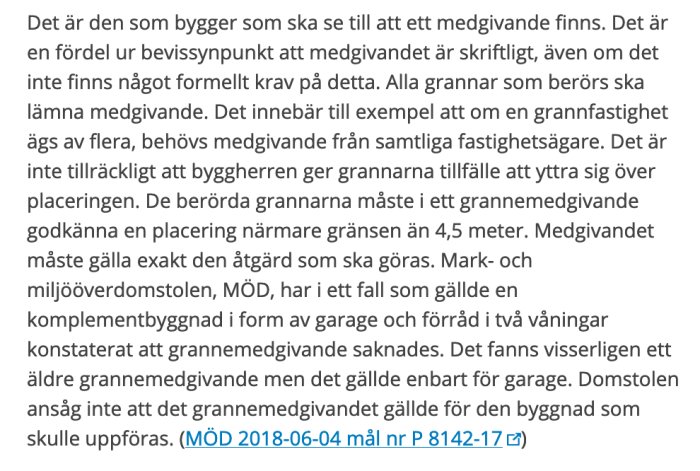 Textdokument som beskriver ett rättsfall om bygglov och grannars medgivande relaterat till placeringen av en komplementbyggnad.