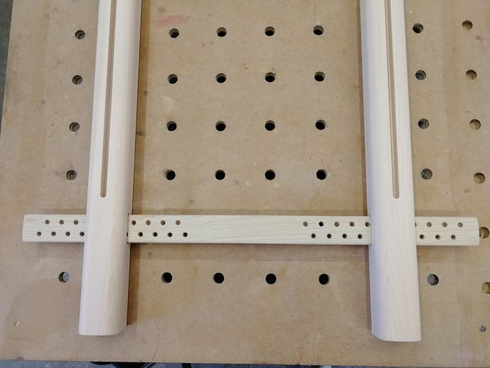 Obehandlade träbommar och spjälor i ek för kyrkobroderiram med precisionsborrade hål och försänkningar.