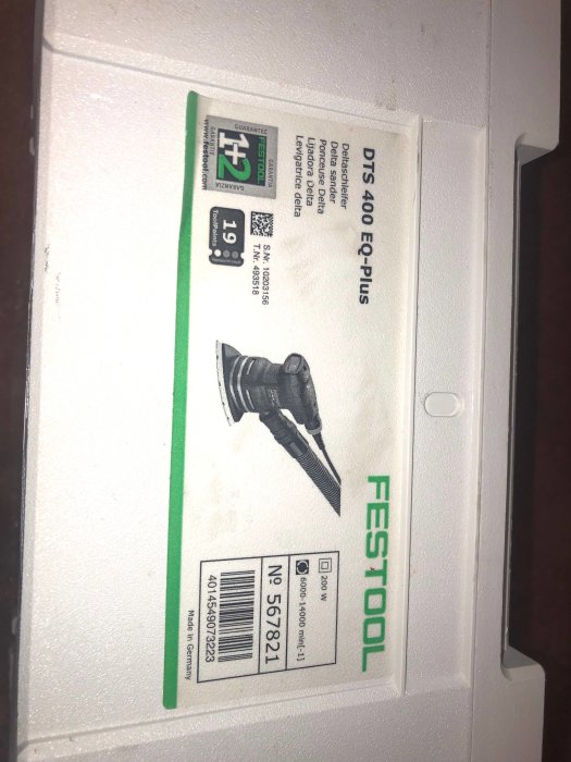 Festool DTS 400 EQ-Plus slipmaskinens originallåda med produktinformation och QR-kod.