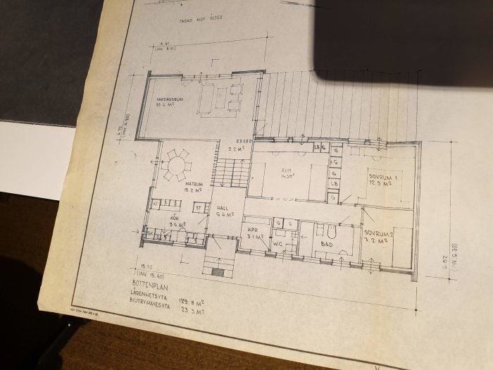 Arkitekturritning av bottenvåning med mått, rum och planlösning, namngiven "Fasad mot väster".
