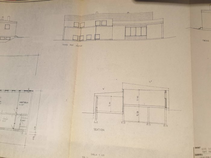 Arkitektritningar av ett hus med avbildning av västfasaden, och detaljerade sektioner av takstolar.