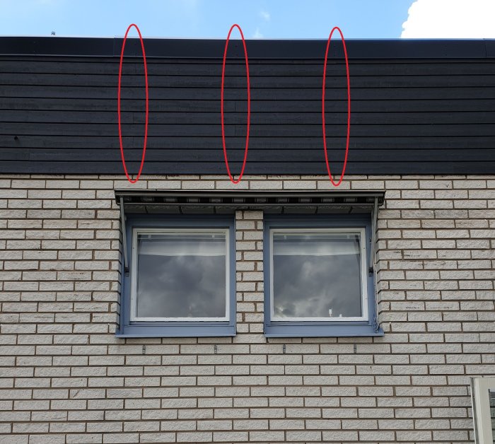 Fasad mot väster av huset med två fönster och markeringar där takstolarnas position anges.