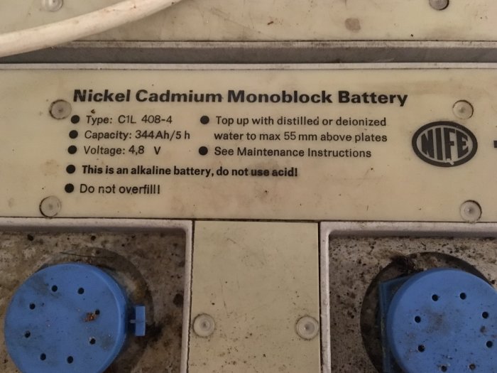 Etikett på en NIFE nickel-cadmium monoblockbatteri med specifikationer 344Ah kapacitet och 4,8V spänning.