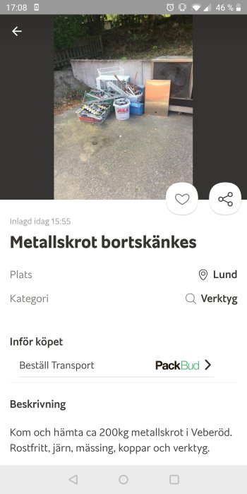 Hög med metallskrot och verktyg som bortskänkes, inklusive kabel, rör och hinkar.