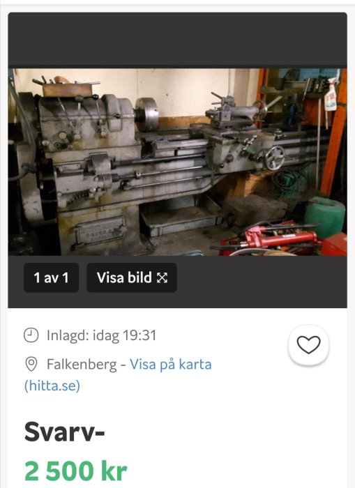 Begagnad svarv i en verkstad med verktyg och redskap synliga, pris 2500 kr i Falkenberg.