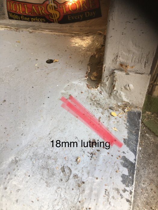 Golv med 18mm lutning markerad med röd linje vid garageöppning, behov av tröskelanpassning.