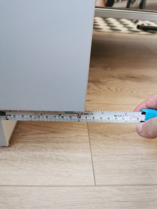 Mätning av Ikea-skåpstomme som visar att den är 10,5 cm hög.