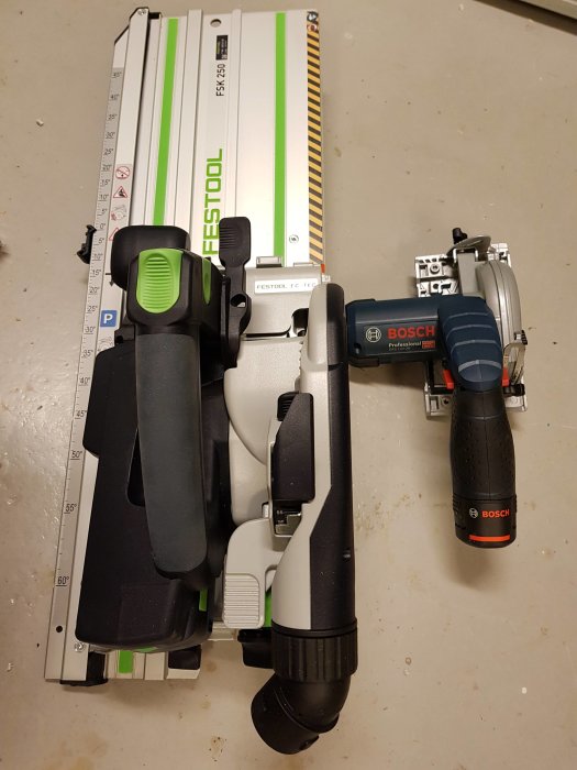 Festool skensåg och en Bosch skruvdragare på ett arbetsbord.