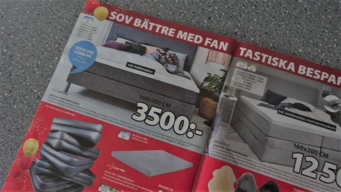 Reklamblad som visar en säng med texten "SOV BÄTTRE MED FAN" och priset 3500 kronor samt andra sängprodukter.