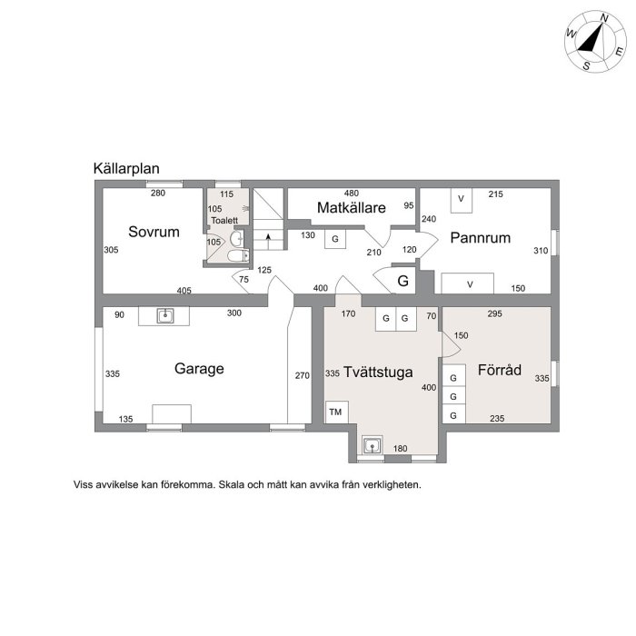 Planritning av källarplan i ett hus med markerade mått och utrymmen som garage, tvättstuga och förråd.